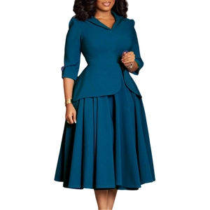Détail du col à revers et de la taille haute plissée de la robe bleu paon élégante