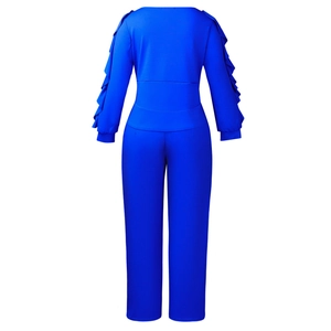Detail eines blauen zweiteiligen Sets mit Rüschenärmeln und High-Waist-Hose mit weitem Bein