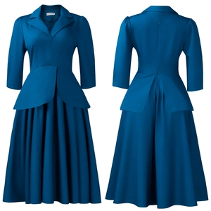 Détail d'une robe bleu roi avec col à revers, manches 3/4 et ourlet plissé élégant