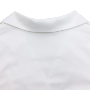 Détail du col d'un polo blanc en maille piquée avec finitions soignées et tissu respirant