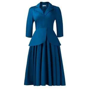 Détail d'une robe plissée bleu marine avec taille péplum et décolleté en V sophistiqué
