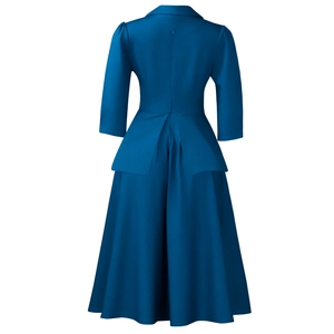Vue arrière d'une robe vintage bleu roi avec taille peplum et jupe trapèze évasée