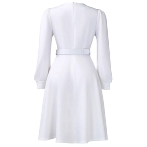 Elegante abito bianco a linea A con maniche a sbuffo e cintura coordinata, vista retro