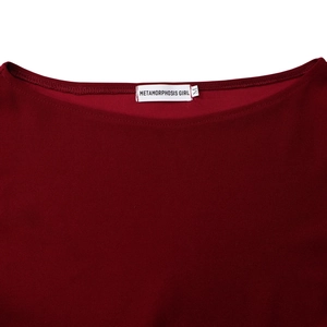 Dettaglio dello scollo dell'abito a pieghe bordeaux con etichetta Metamorphosis Girl M