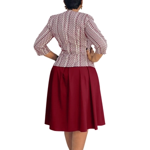 Vue arrière de l'ensemble blazer à manches longues et jupe plissée à imprimé africain chic