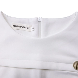 Dettaglio dello scollo con cerniera e bottone dorato sull'abito bianco elegante