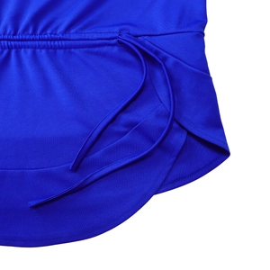 Detail von Kordelzug in der Taille und Rüschensaum an blauem Langarm-Strickoberteil