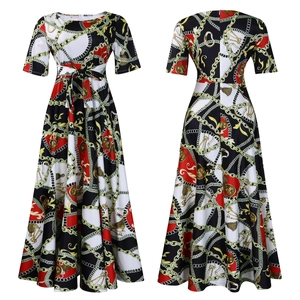 Détail d'une robe trapèze avec imprimés de chaînes vintage et une ceinture à nouer
