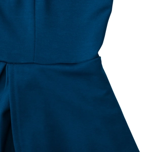 Gros plan détaillé de la couture de taille et de la texture du tissu en maille bleu foncé
