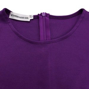 Dettaglio dello scollo rotondo e della cerniera invisibile sul vestito viola a maniche