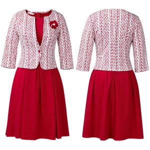 Détail de l'ensemble robe trapèze rouge avec veste blanche imprimée et broche