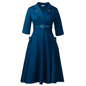 Détail d'une robe bleu marine à col revers avec ceinture à boucle métallique à la taille
