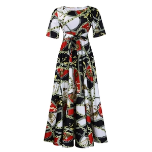 Détail d'une robe longue à imprimé baroque avec motifs de chaînes dorées et ceinture