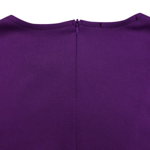 Dettaglio dell'abito viola con scollatura elegante e cerniera invisibile sul retro