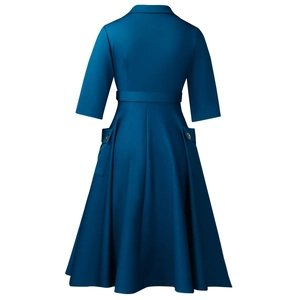 Vue détaillée du dos d'une robe bleu paon avec col à revers et ceinture à la taille