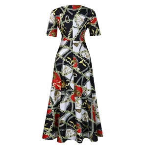 Vue arrière d'une robe longue trapèze avec imprimé chaîne baroque et ceinture à nouer