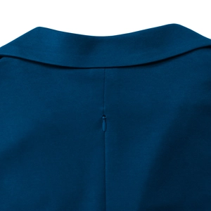 Détail du col d'une robe bleue avec une fermeture éclair invisible au dos et tissu fin