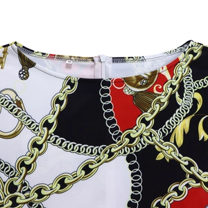 Détail de l'encolure d'une robe pour femme à imprimé baroque avec motifs de chaînes