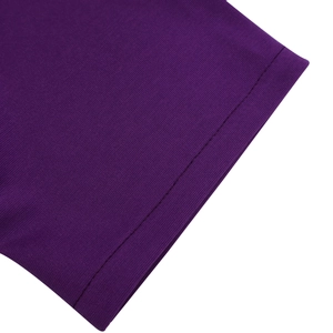 Vista dettagliata dell'orlo a doppia cucitura sull'abito in maglia viola elasticizzato