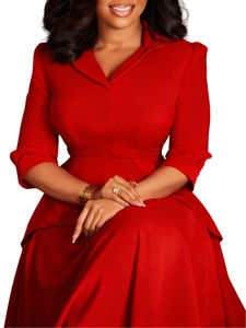 Détail de la robe rouge élégante avec col à revers et coupe ajustée à la taille