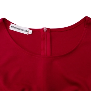 Détail du col d'une robe en tricot rouge avec étiquette taille S et curseur de fermeture