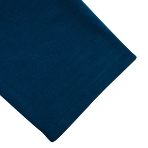 Détail de la couture à double aiguille de qualité sur le tissu bleu foncé