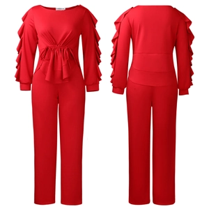 Detailsicht des roten langärmeligen Jumpsuits mit Rüschen und Kordelzug-Detail