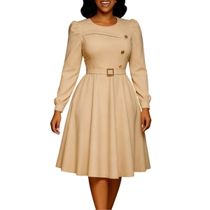 Dettaglio vestito beige linea A con bottoni dorati vintage e cintura abbinata in vita
