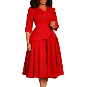 Détail d'une robe midi rouge avec taille à basque et jupe plissée évasée élégante