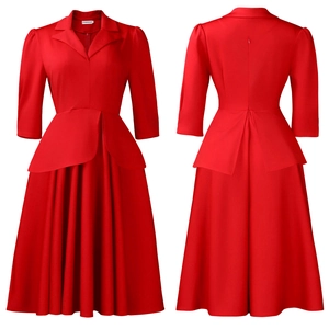 Détail d'une robe rouge rétro avec col en V et taille à basque élégante et structurée