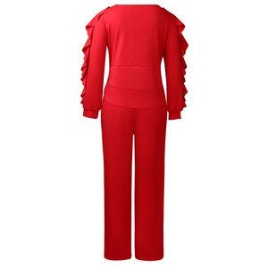 Detail eines roten Langarm-Outfits mit eleganten Rüschenärmeln und weitem Beindesign