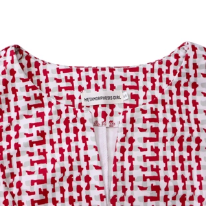 Détail de l'encolure d'une robe imprimée africaine avec étiquette METAMORPHOSIS GIRL S