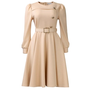 Dettaglio vestito beige a maniche lunghe con bottoni dorati e cintura con perle