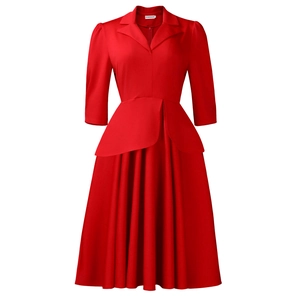 Détails de la robe vintage rouge années 50 avec taille à basque et jupe plissée