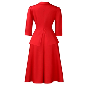 Vue arrière d'une robe midi rouge avec taille à basque, col tailleur et fermeture invisible