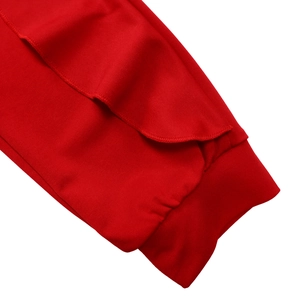 Nahaufnahme des hellroten Strickärmels mit elastischem Rüschensaum und feinen Nähten