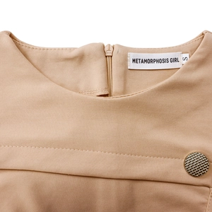 Dettaglio del colletto elegante beige con bottone dorato e cerniera posteriore