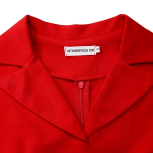 Vue macro du col en V et de la fermeture éclair invisible rouge sur la robe unie