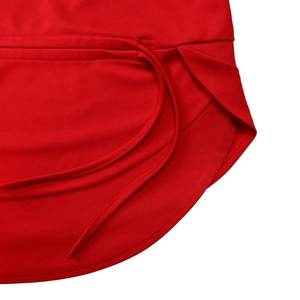 Detail des roten elastischen Stoffes mit Kordelzug und einem gewellten Rüschensaum