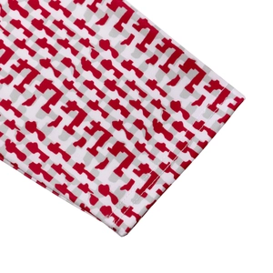 Détail macro du tissu à imprimé africain géométrique avec double couture sur le poignet