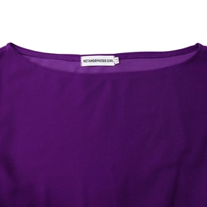 Dettaglio dell'elegante scollo rotondo con etichetta del marchio su vestito viola
