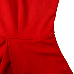 Macro de la taille d'une robe rouge foncé avec détails plissés et texture en maille fine