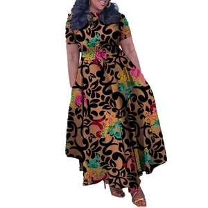 Détail de la robe maxi à imprimé floral africain avec taille nouée et manches courtes