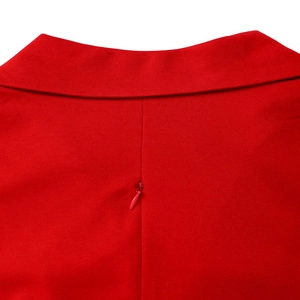Détail d'une robe rouge montrant la fermeture éclair invisible et le col à revers