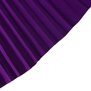 Dettaglio dell'elegante tessuto plissettato viola scuro con trame verticali e finitura setosa