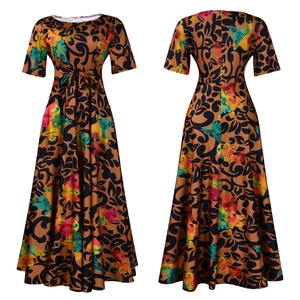 Détail d'une robe longue à fleurs avec ceinture et motif ethnique sur fond blanc épuré