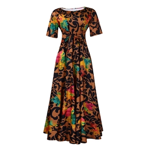Détail d'une robe fleurie africaine à manches courtes avec motif marron et ceinture à nouer
