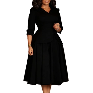 Détail de la robe noire à col en V avec manches trois-quarts et taille à basque élégante