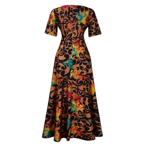 Vue détaillée du dos d'une robe longue africaine avec motifs floraux et fermeture éclair