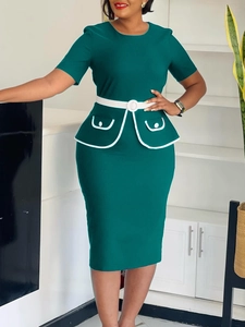 Elegante abito midi peplo verde scuro con maniche corte e profili bianchi per l'ufficio